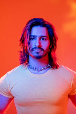 Maço adam neon ışıklı siber punk insanlar.