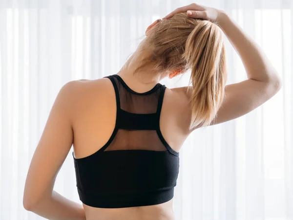 Terapia de fitness casa deporte mujer estiramiento cuello —  Fotos de Stock