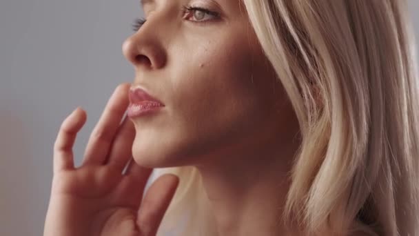 Hudvård kvinna röra mjuk hud i ansiktet — Stockvideo