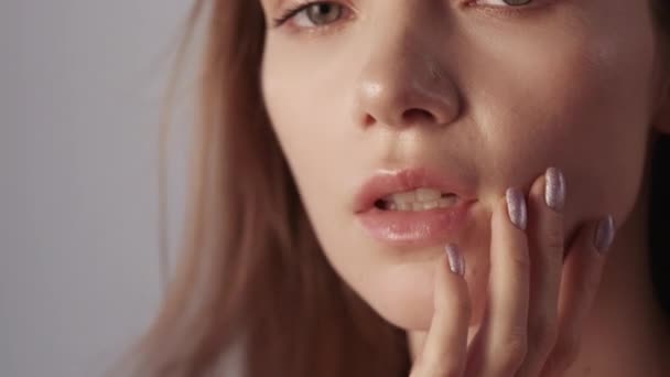 Spa terapisi sağlıklı güzel kadın ışıl ışıl yüz teni — Stok video