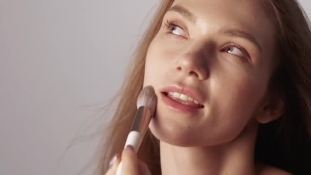 Nahý make-up přírodní krása žena tvář prášek štětec — Stock video