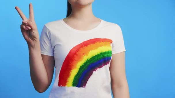 Leuke levensstijl lgbt trots trotse vrouw met regenboog — Stockvideo