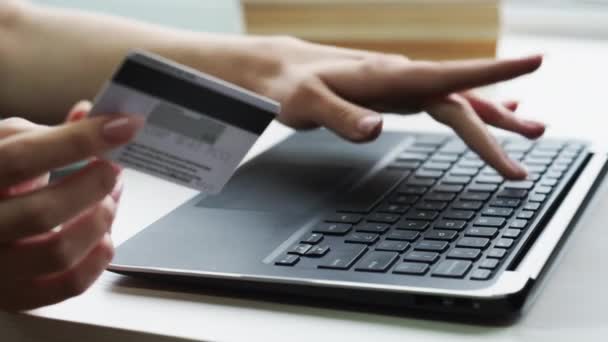 Online vásárlási kezek hitelkártyás laptoppal — Stock videók