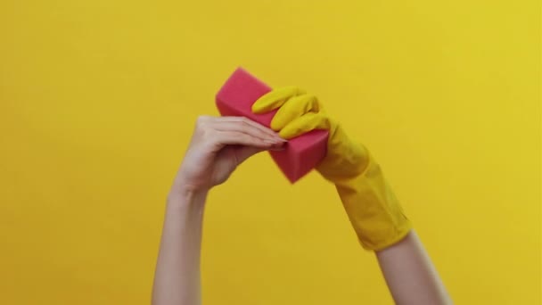 손으로 하는 놀이 기구 양말을 닦는 모습 — 비디오