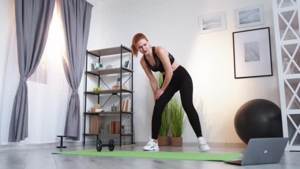 Fitness pro začátečníky on-line cvičení tutorial dívka — Stock video