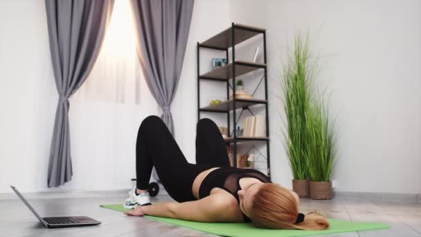 Pilates online fitness στο σπίτι γυναίκα laptop γιόγκα — Αρχείο Βίντεο