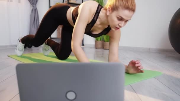 Online fitness training home exercise woman laptop — Stock Video