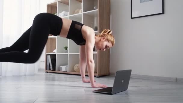 Home sport online workout vermoeide vrouw oefening — Stockvideo