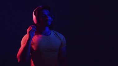 Müzik aşığı çekici dans eden adam neon ışığı
