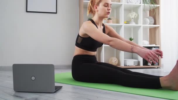 Home pilates online yoga vrouw fitness met laptop — Stockvideo