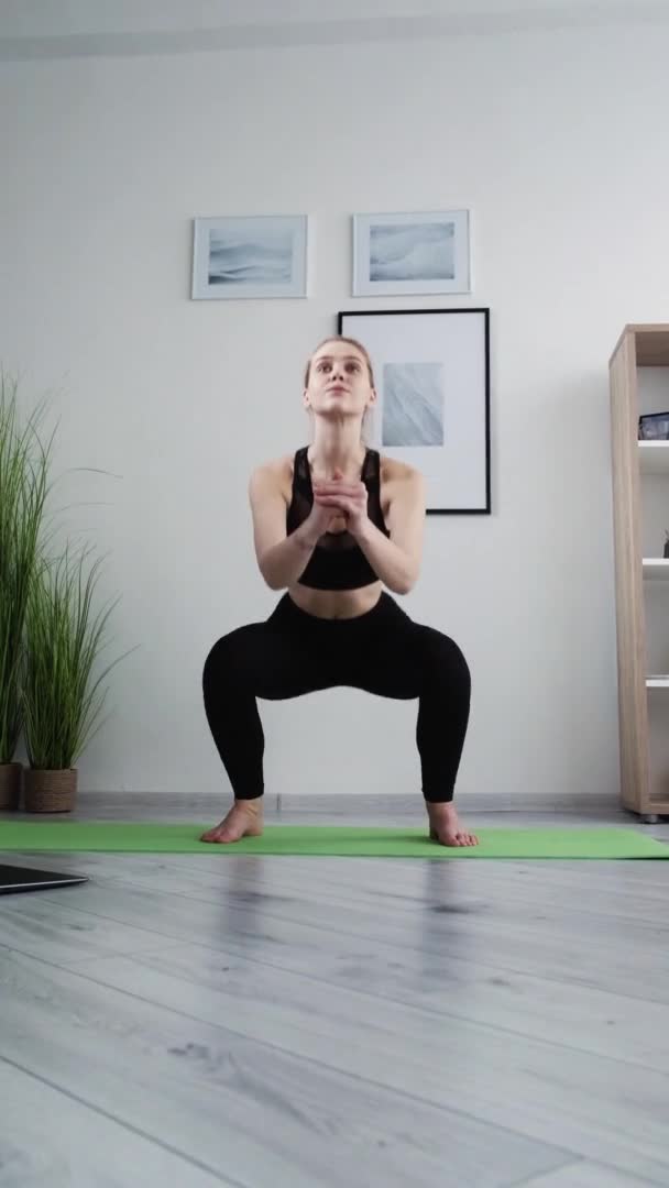Προπόνηση στο σπίτι fitness σε εσωτερικούς χώρους γυναίκα άσκηση — Αρχείο Βίντεο