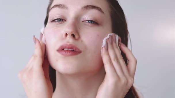 Limpeza facial tratamento da pele mulher algodão almofadas — Vídeo de Stock