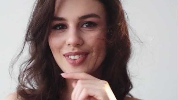 Зубной уход отбеливание зубов улыбающаяся женщина лицо — стоковое видео