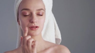 Dudak nemlendirici cilt kremi süren kadın.