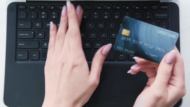 Internetbank händer med kreditkort bärbar dator — Stockvideo