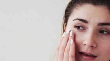 Yüz serumu cilt bakımı yapan kadın.