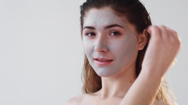 Maschera di argilla cura della pelle casa spa donna bere il tè — Video Stock