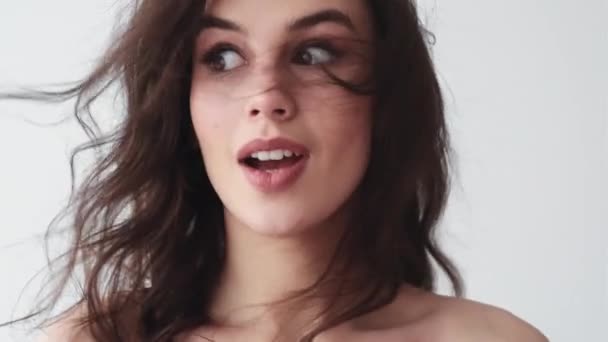 Cuidado de belleza tratamiento facial cara de mujer sorprendida — Vídeo de stock