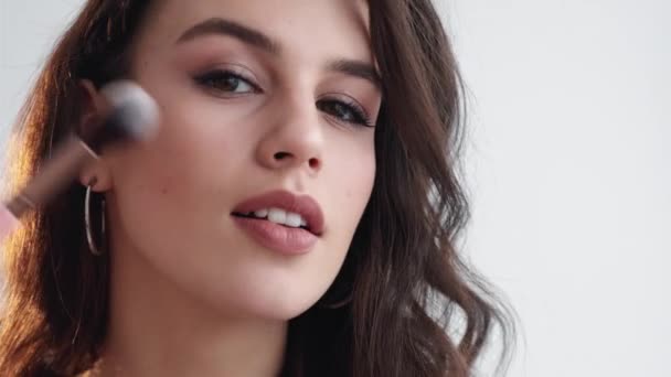 Maquillaje facial mujer aplicando rubor en la piel de la cara — Vídeo de stock