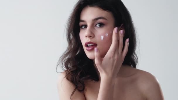 皮肤保湿护肤妇女涂乳霜 — 图库视频影像