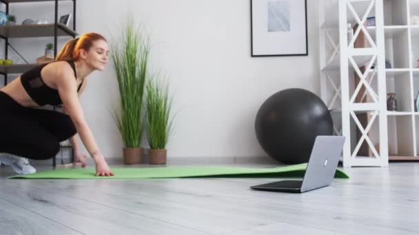 Thuis workout online fitness vrouw laptop oefening — Stockvideo