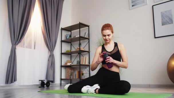 Training verfrissende sport dieet vrouw drinken water — Stockvideo