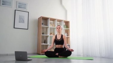 ev yoga internet meditasyonu gevşemiş kadın dizüstü bilgisayar