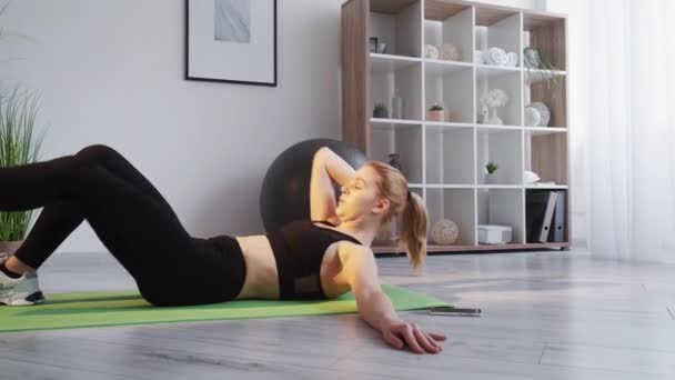 Sport doma fitness trénink žena sit-up křup — Stock video