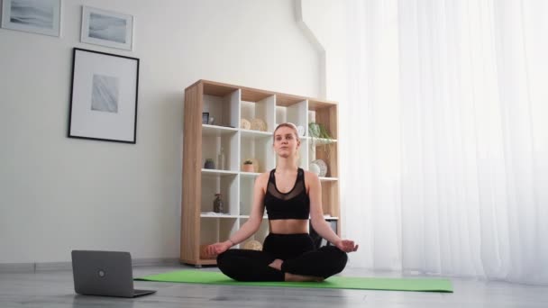 Home yoga internet meditatie ontspannen vrouw laptop — Stockvideo