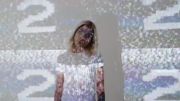 Mentale fout glitched vrouw digitale overbelasting — Stockvideo