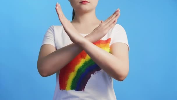 Немає гомофобії гей протест lgbt жінка х жест — стокове відео