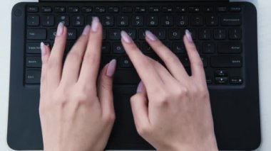 Siyah dizüstü bilgisayar klavyesinde yazan çevrimiçi iş elleri