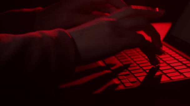 Hacker attacco cibersicurezza mani laptop rosso scuro — Video Stock