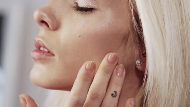 Rajeunissement de la peau anti-âge traitement femme visage — Video