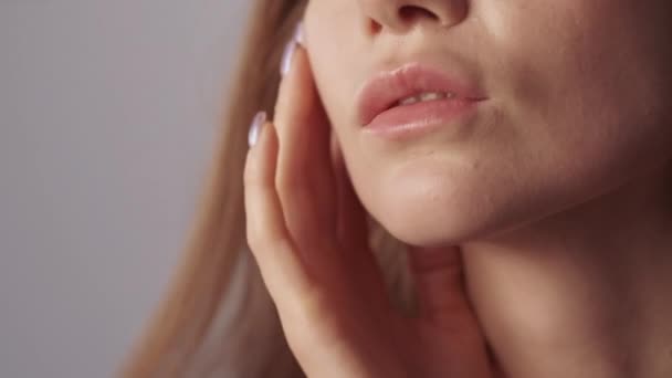 Aumento de labios estética cosmetología mujer cara — Vídeo de stock