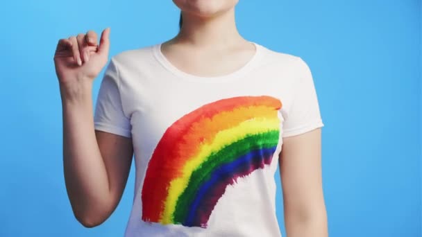 Homosexuell Freiheit lgbt Stolz Frau Regenbogen T-Shirt bye — Stockvideo