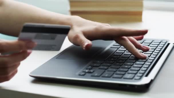 Mãos bancárias on-line usando laptop cartão de crédito — Vídeo de Stock