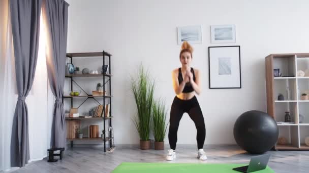 Άθλημα στο σπίτι εικονική γυναίκα γυμναστήριο jack squat jumping — Αρχείο Βίντεο