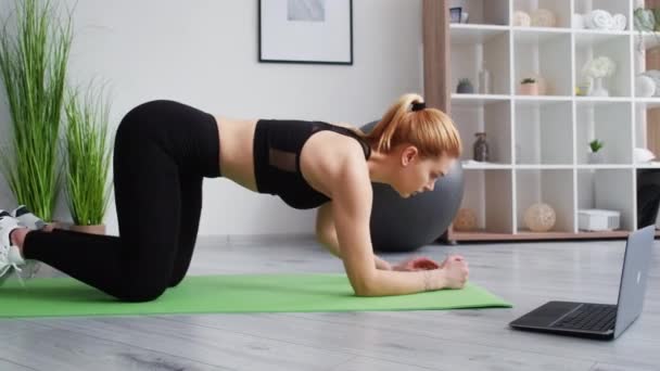 Fitness a casa pilates donna online tenendo tavola — Video Stock