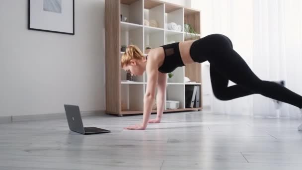 健身训练在线家庭健身妇女与笔记本电脑 — 图库视频影像
