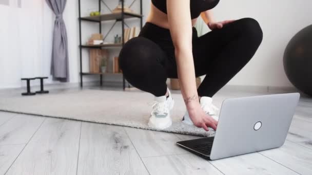 Фитнес онлайн обучение женщин ноутбук упражнения — стоковое видео