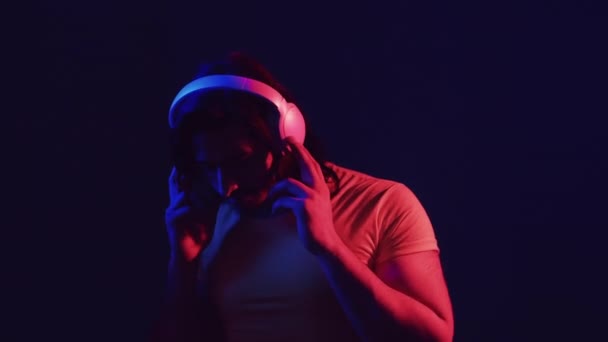 Trend Musik Hipster Mann Neon Licht Porträt — Stockvideo