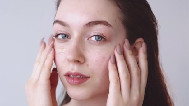 Rajeunissement de la peau soin du visage femme appliquant gel — Video