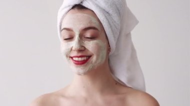 Yüzünde yeşil maske olan bir kadın.