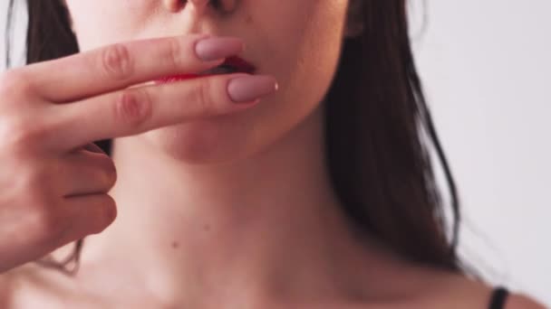 Makijaż sztuka kolor kosmetyki kobieta rozmazywanie szminki — Wideo stockowe