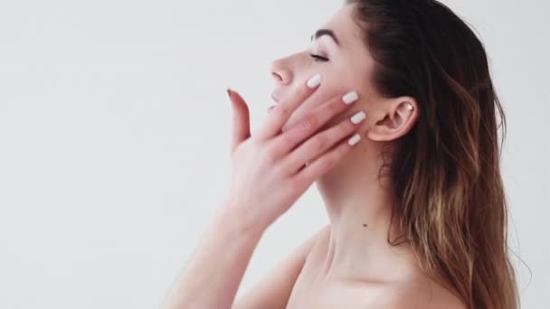 Спа-терапія очищення шкіри жінка торкається обличчя — стокове відео