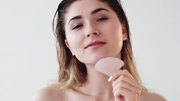 Gua sha mulher massagem facial com ferramenta de quartzo rosto — Vídeo de Stock