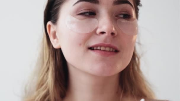 Odmładzanie skóry pielęgnacja twarzy kobieta opaski na oczy — Wideo stockowe
