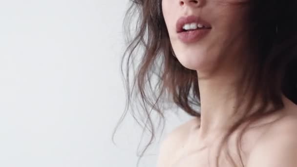 Aumento de labios estética cosmetología mujer sonrisa — Vídeo de stock