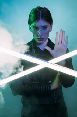 Sis bulutlarını durdurun siber punkçular neon renkli açık renkli kadınlar